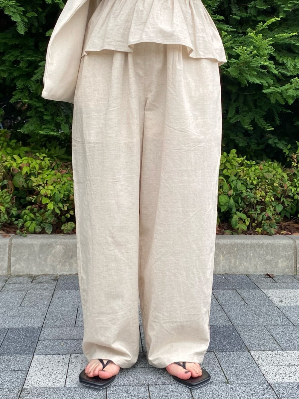 ホワイト系のキャミソール、ホワイト系のその他パンツ、ブラック系のサンダルを着用したレディースの夏コーディネートの5枚目の写真