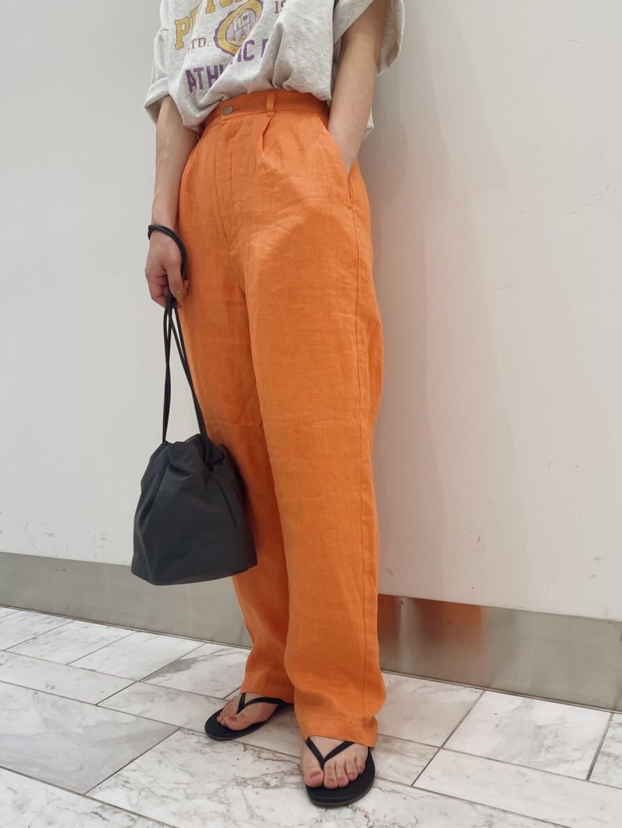 グレー系のハンドバッグ、グレー系のTシャツ/カットソー、オレンジ系のその他パンツを着用したレディースの春コーディネートの5枚目の写真