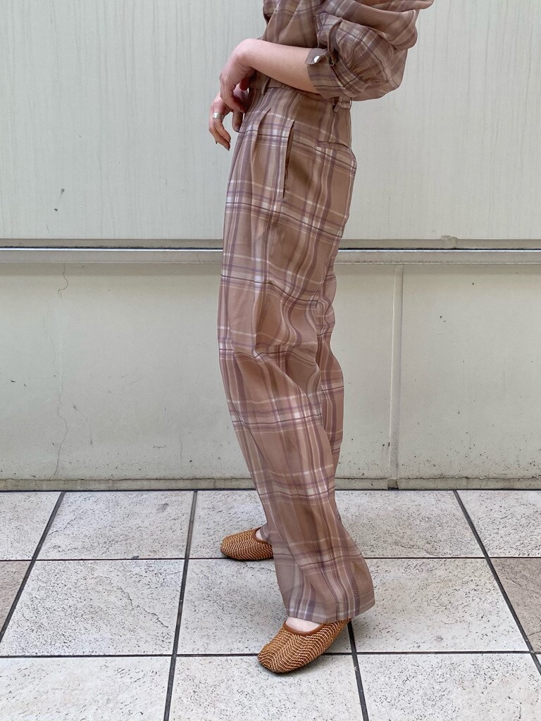 ホワイト系のボディバッグ/ウエストポーチ、ベージュ系のシャツ/ブラウス、ベージュ系のその他パンツを着用したレディースの春コーディネートの6枚目の写真