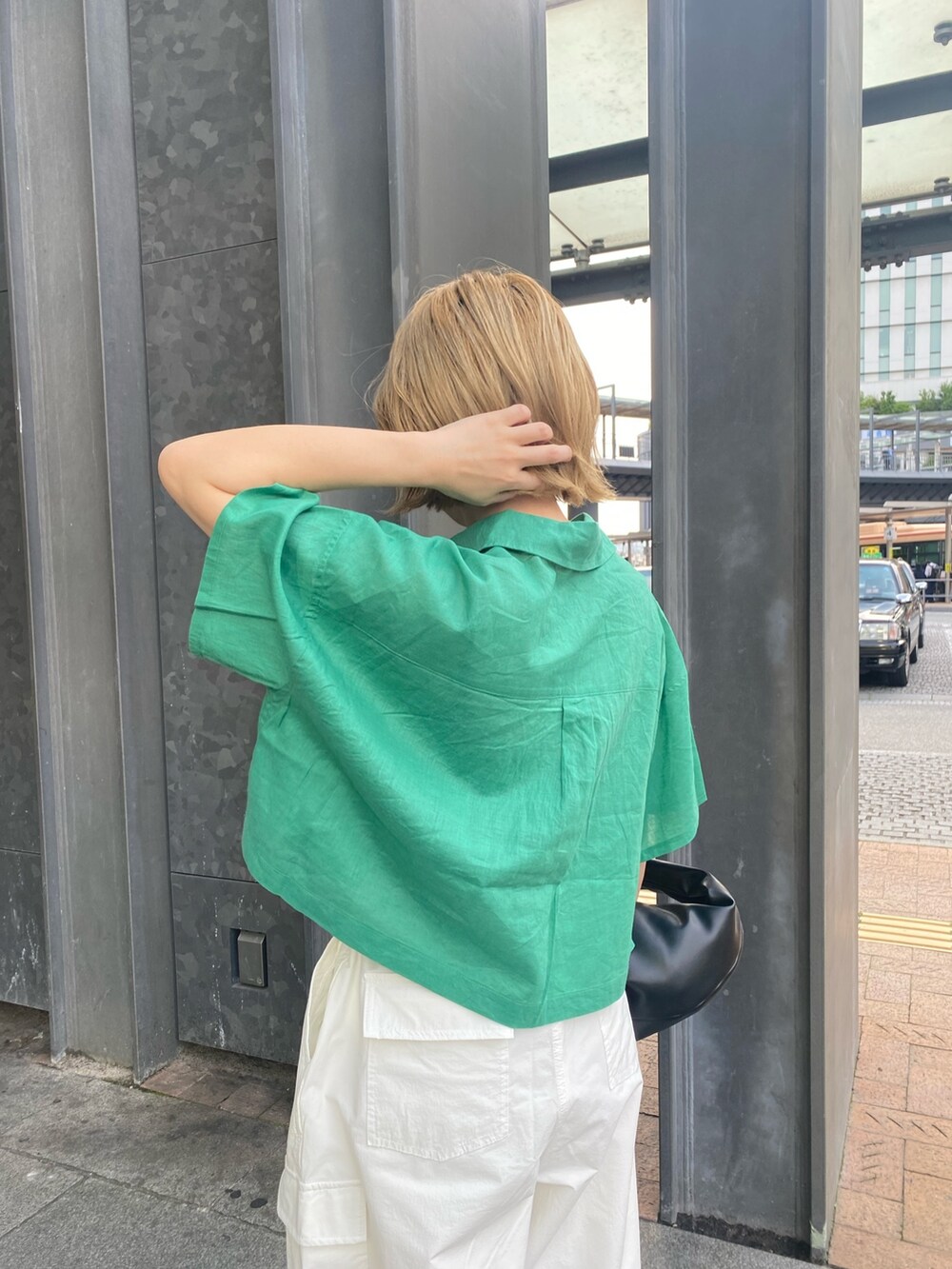 グリーン系のシャツ/ブラウス、ホワイト系のカーゴパンツ、ブラック系のハンドバッグを着用したレディースの夏コーディネートの5枚目の写真