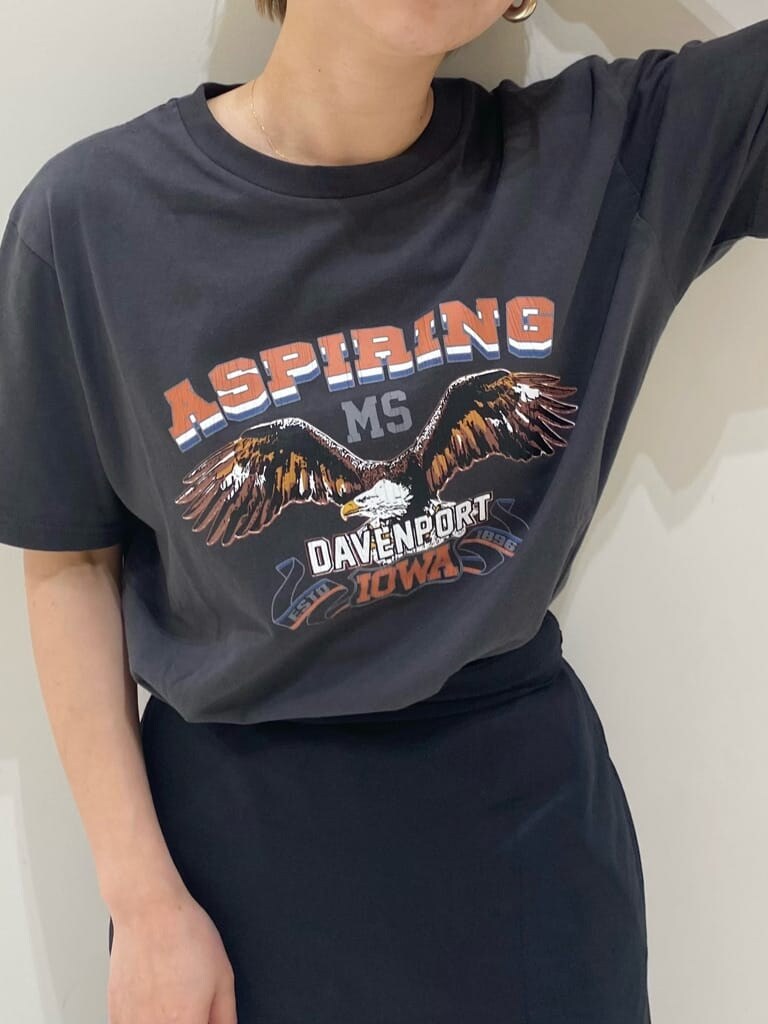 ブラック系のスカート、グレー系のTシャツ/カットソーを着用したレディースの夏コーディネートの2枚目の写真