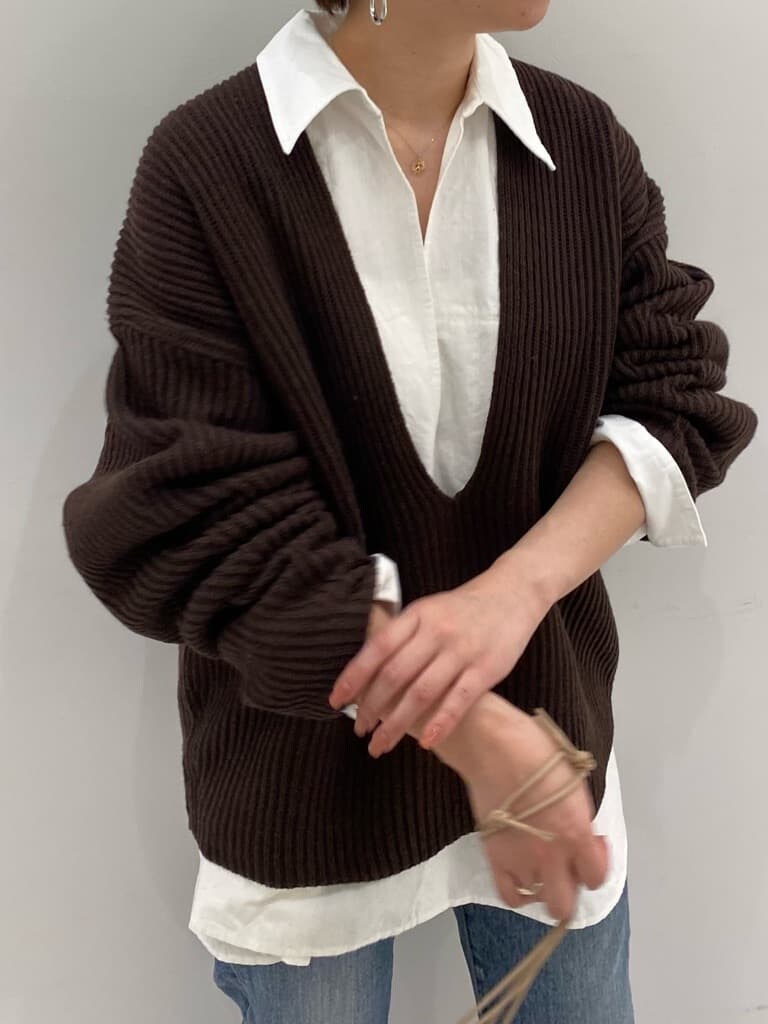 ブルー系のデニムパンツ、ブルー系のデニムパンツ、ブラウン系のニット/セーターを着用したレディースの秋コーディネートの5枚目の写真