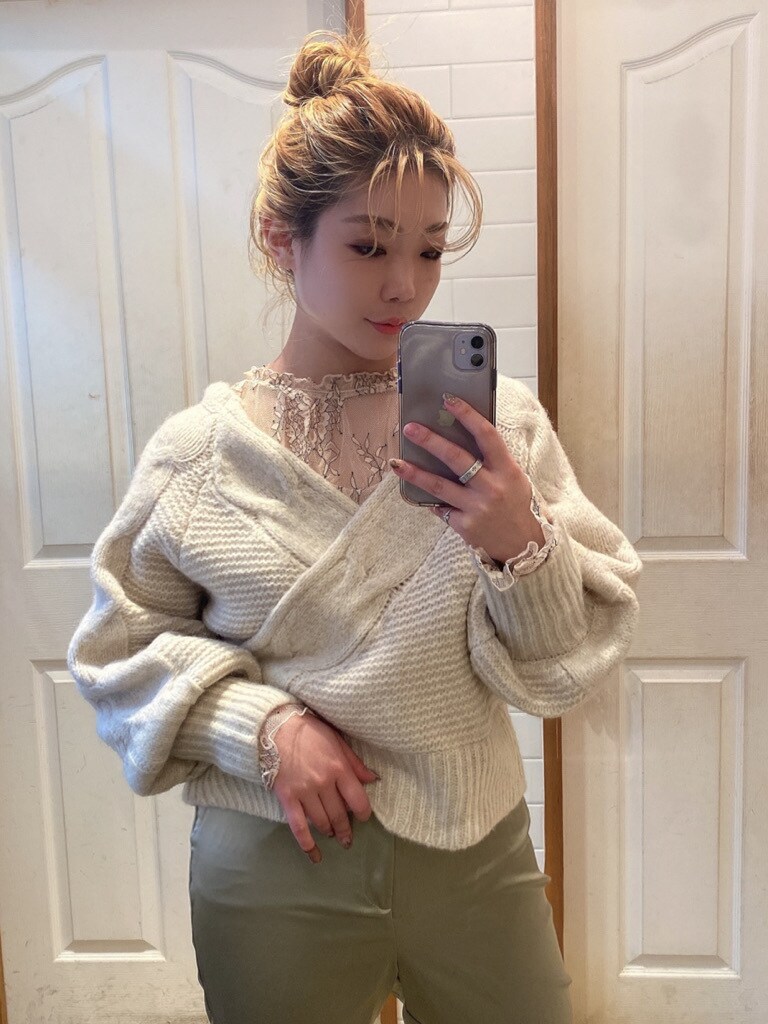 ホワイト系のブーツ、ホワイト系のカーディガン/ボレロ、ホワイト系のシャツ/ブラウスを着用したレディースの秋コーディネートの4枚目の写真