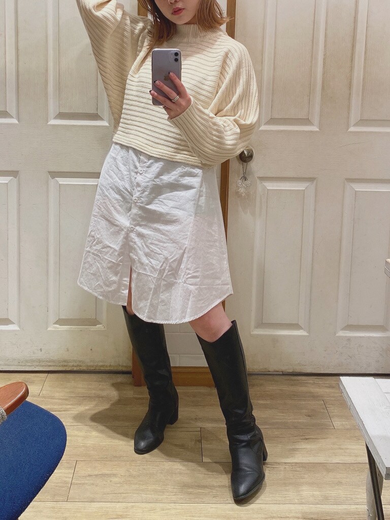 ブラック系のブーツ、グリーン系のその他アウター、ホワイト系のニット/セーターを着用したレディースの冬コーディネートの2枚目の写真