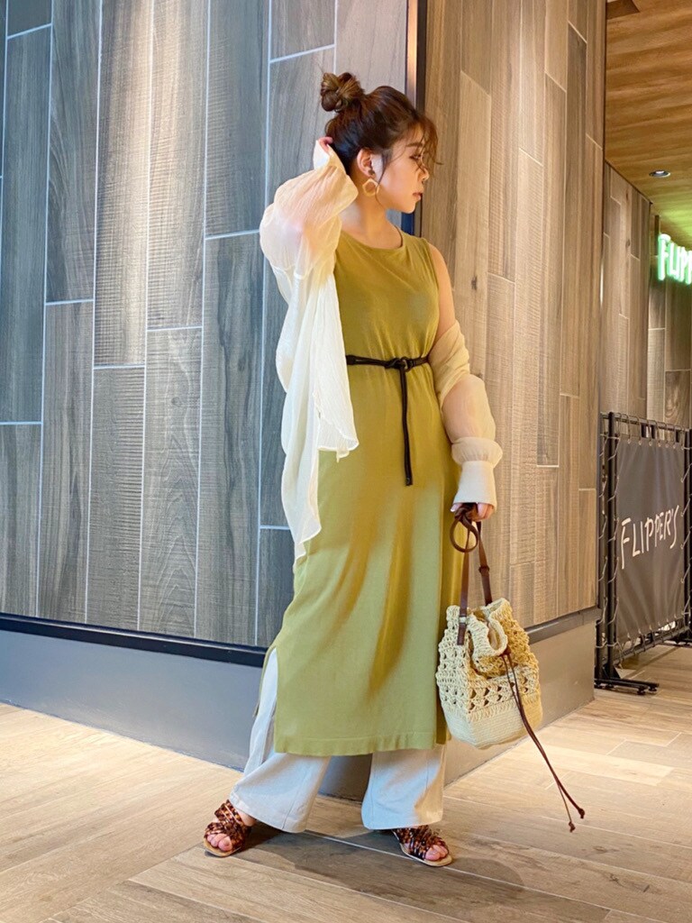 ホワイト系のその他パンツ、その他のサンダル、ベージュ系のハンドバッグを着用したレディースの夏コーディネートの3枚目の写真