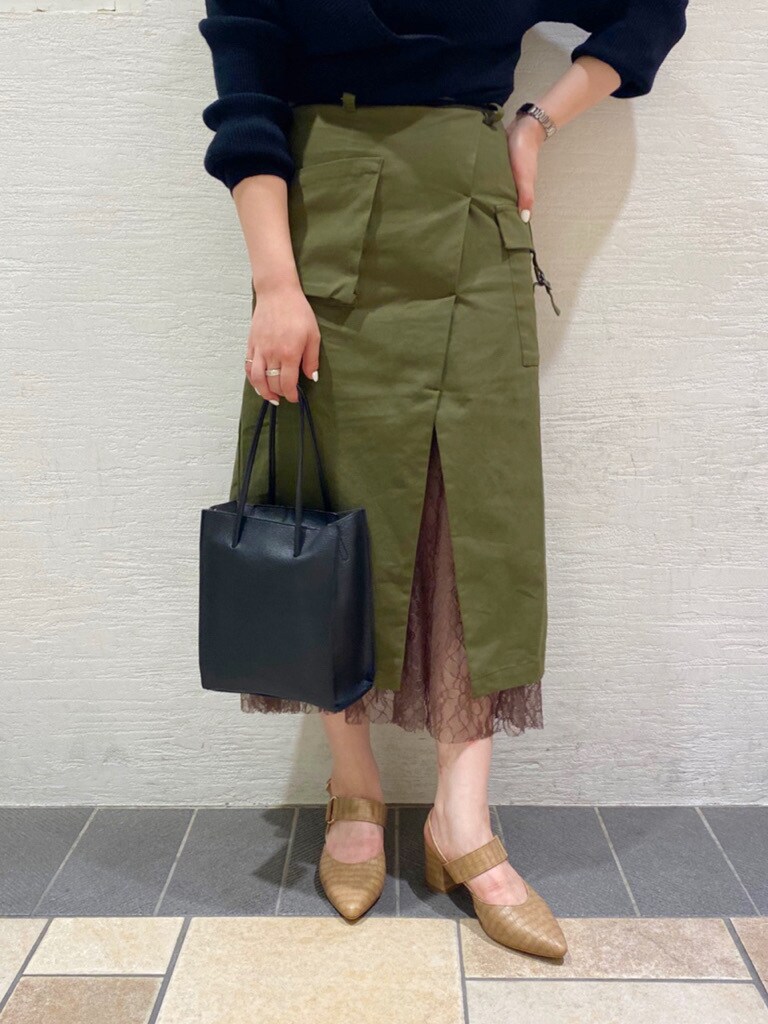 ベージュ系のパンプス、ブラック系のニット/セーター、グリーン系のスカートを着用したレディースの夏コーディネートの5枚目の写真