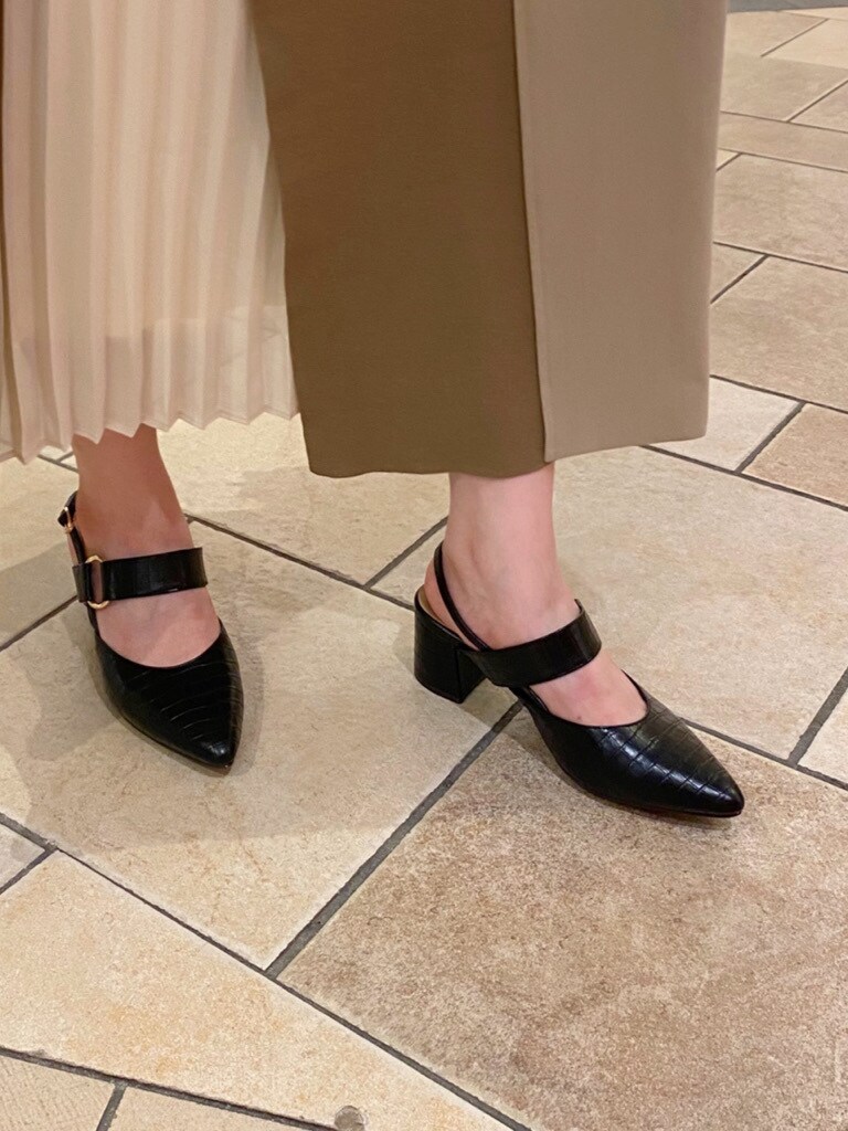 ベージュ系のトレンチコート、ブラック系のパンプス、ベージュ系のワンピースを着用したレディースの夏コーディネートの6枚目の写真