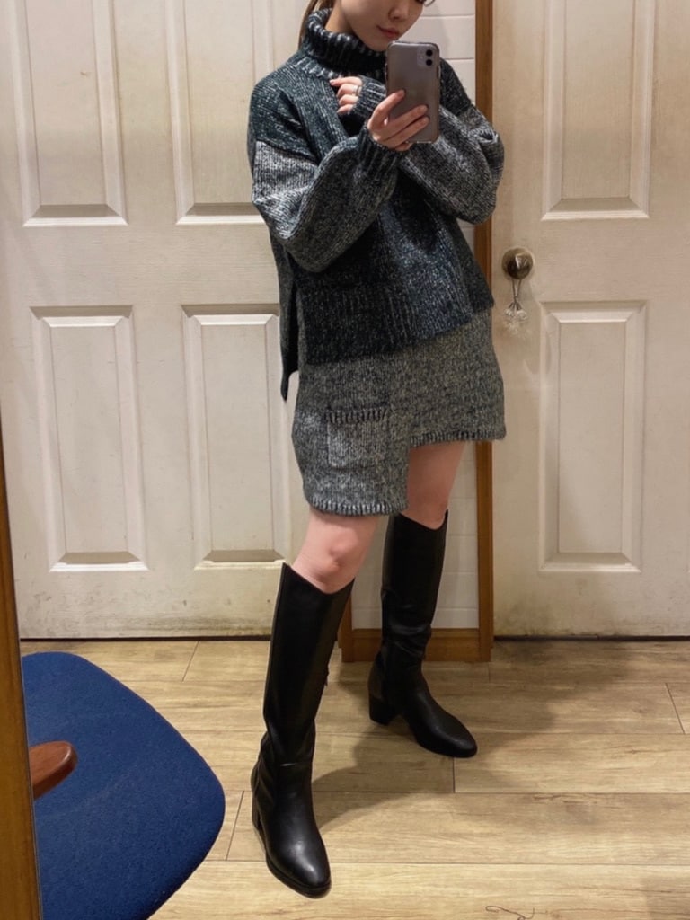 その他のスカート、ブラック系のブーツ、その他のニット/セーターを着用したレディースの秋コーディネートの2枚目の写真
