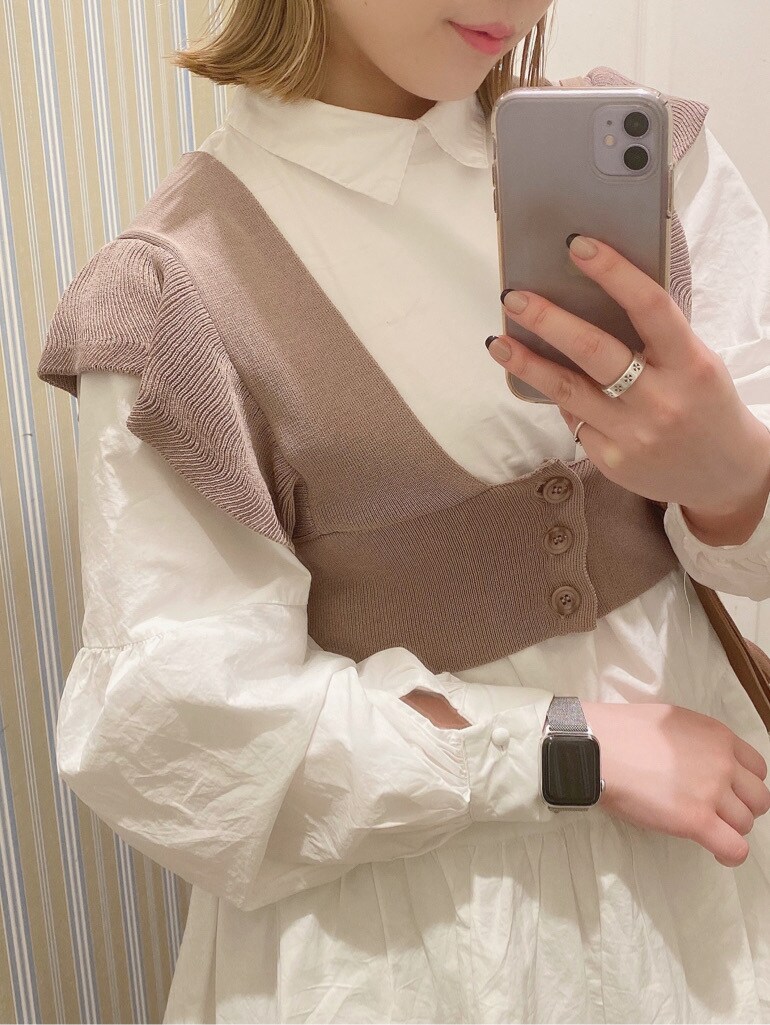 ホワイト系のシャツ/ブラウス、ベージュ系のその他パンツ、ブラウン系のハンドバッグを着用したレディースの春コーディネートの5枚目の写真