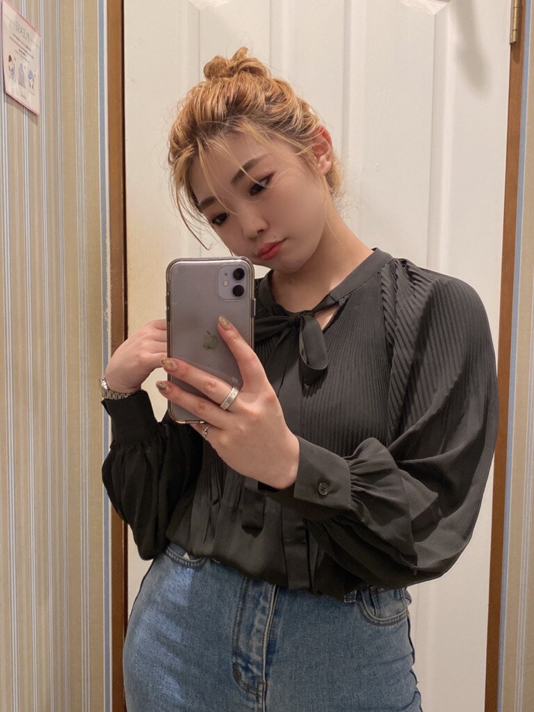 ベージュ系のシャツ/ブラウス、ホワイト系のローファーを着用したレディースの秋コーディネートの5枚目の写真