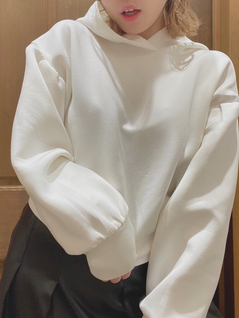 ホワイト系のパーカーを着用したレディースの冬コーディネートの2枚目の写真