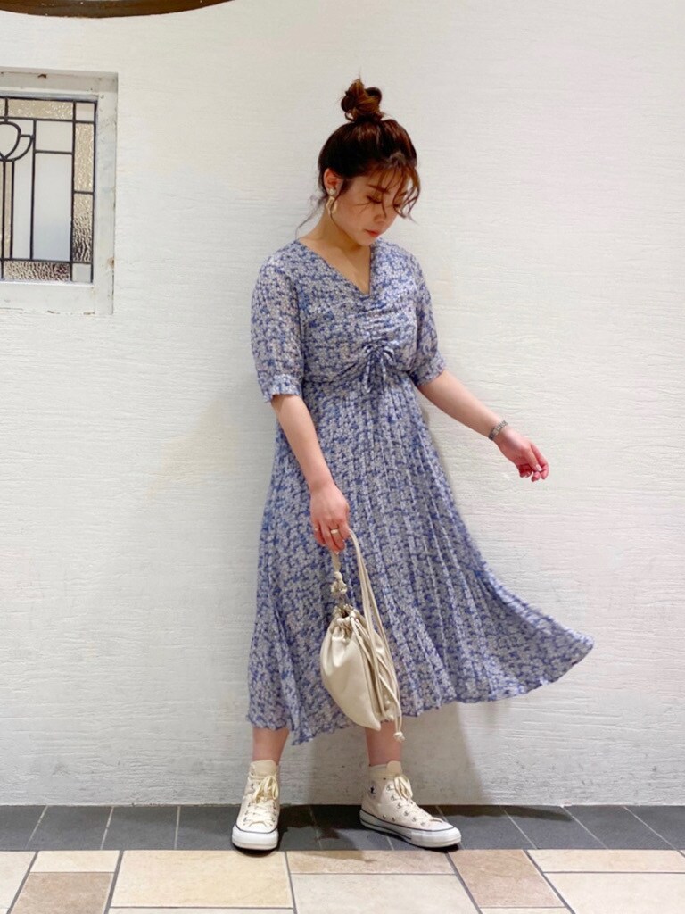 ホワイト系のハンドバッグ、ブルー系のワンピースを着用したレディースの夏コーディネートの2枚目の写真