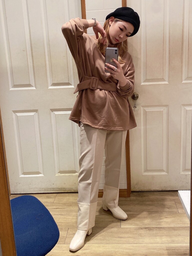 ベージュ系のその他パンツ、ホワイト系のブーツ、ブラウン系のその他トップスを着用したレディースの秋コーディネートの4枚目の写真