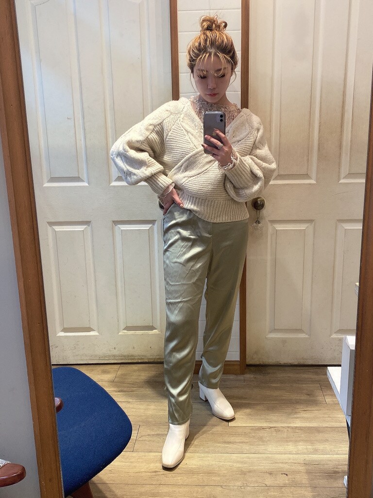 ホワイト系のブーツ、ホワイト系のカーディガン/ボレロ、ホワイト系のシャツ/ブラウスを着用したレディースの秋コーディネートの5枚目の写真