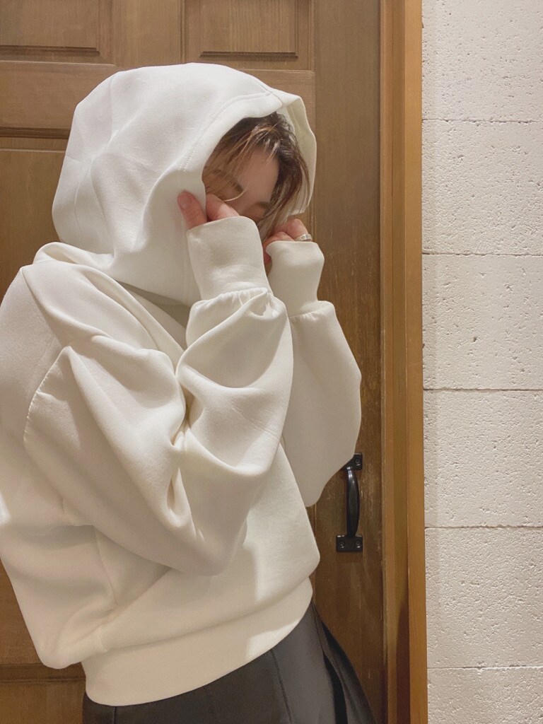 ホワイト系のパーカーを着用したレディースの冬コーディネートの3枚目の写真