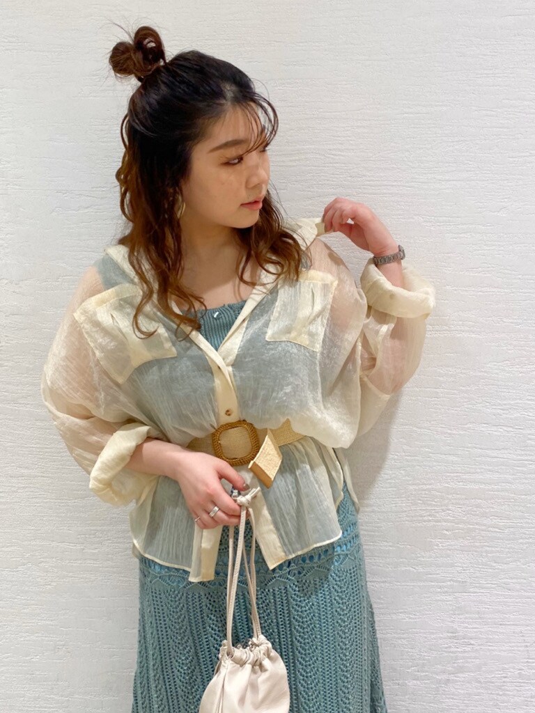 その他のサンダル、ホワイト系のハンドバッグ、ホワイト系のシャツ/ブラウスを着用したレディースの夏コーディネートの6枚目の写真