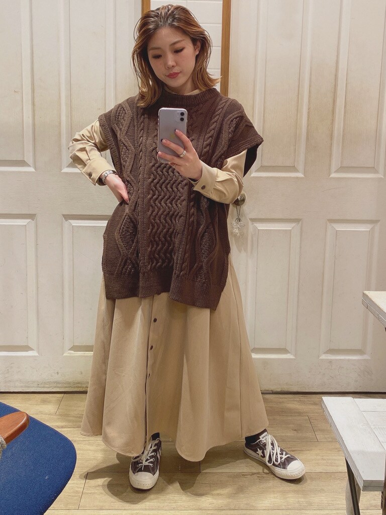ベージュ系のワンピース、ブラウン系のベストを着用したレディースの冬コーディネートの5枚目の写真