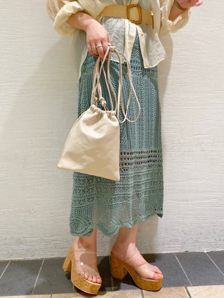 その他のサンダル、ホワイト系のハンドバッグ、ホワイト系のシャツ/ブラウスを着用したレディースの夏コーディネートの5枚目の写真