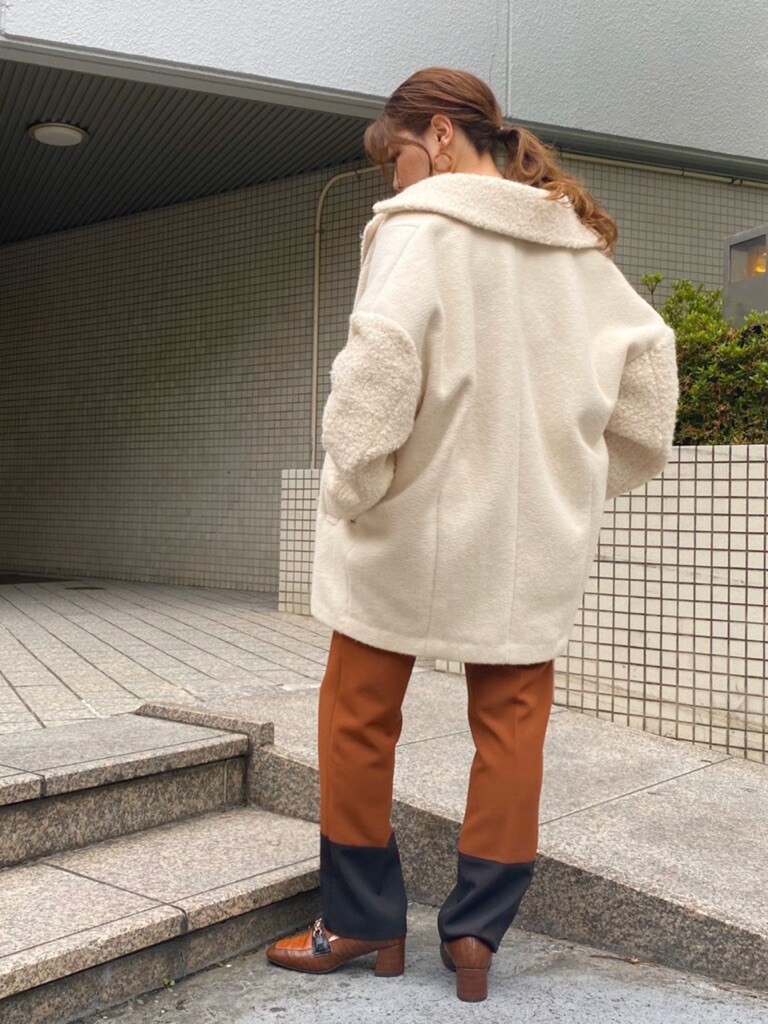 ホワイト系のその他アウター、ブラウン系のローファー、ピンク系のその他パンツを着用したレディースの夏コーディネートの7枚目の写真