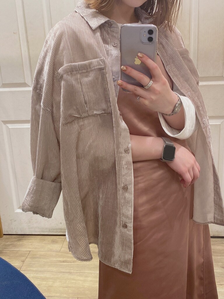 ブラウン系のワンピース、ベージュ系のシャツ/ブラウス、グレー系のパンプスを着用したレディースの冬コーディネートの5枚目の写真