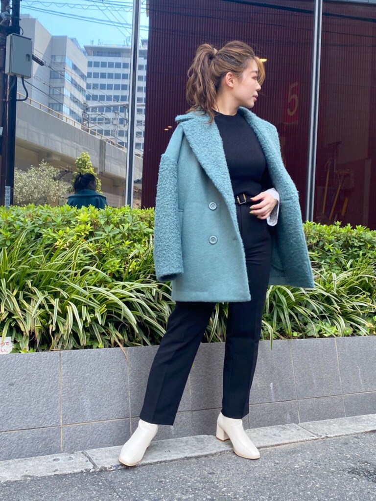 グリーン系のその他アウター、ブラック系のその他パンツ、ホワイト系のブーツを着用したレディースの夏コーディネートの4枚目の写真