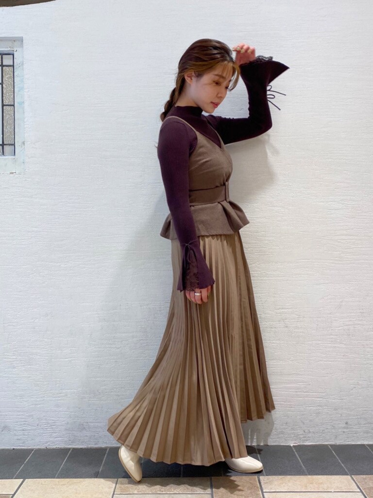 ブラウン系のワンピース、ホワイト系のブーツ、ベージュ系のチェスターコートを着用したレディースの夏コーディネートの4枚目の写真