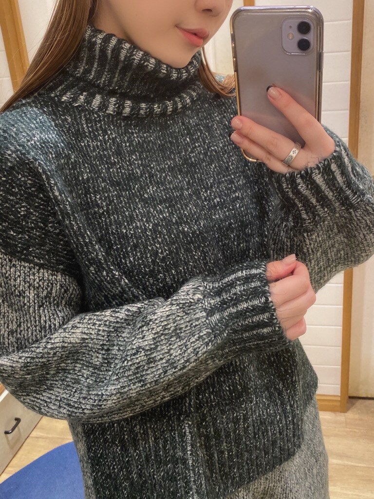 その他のスカート、ブラック系のブーツ、その他のニット/セーターを着用したレディースの秋コーディネートの4枚目の写真