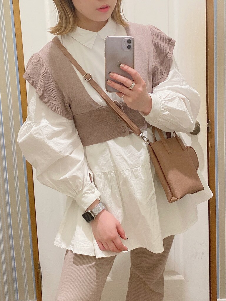 ホワイト系のシャツ/ブラウス、ベージュ系のその他パンツ、ブラウン系のハンドバッグを着用したレディースの春コーディネートの3枚目の写真
