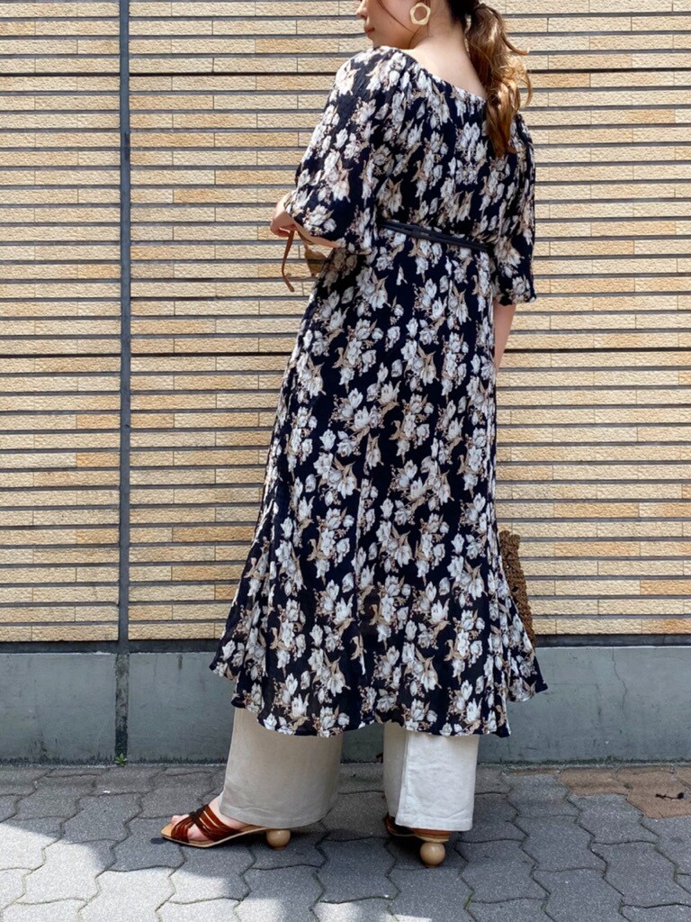 ホワイト系のその他パンツ、ブラック系のワンピース、ブラウン系のサンダルを着用したレディースの夏コーディネートの4枚目の写真