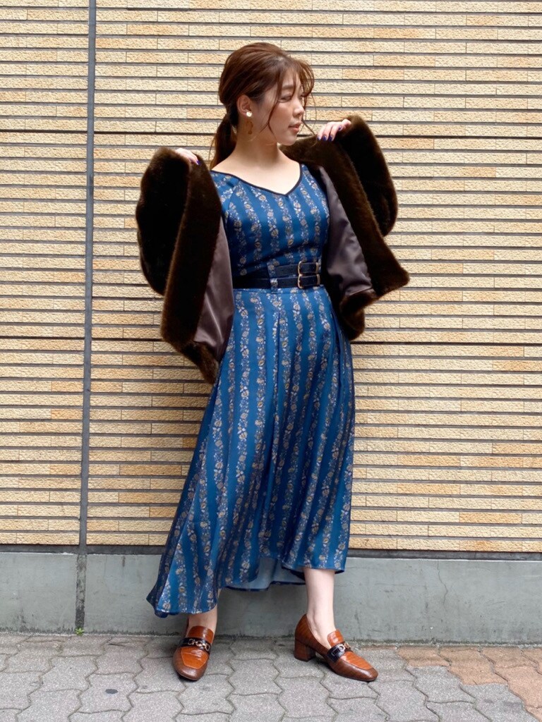 ブルー系のワンピース、ブラウン系のローファー、ブラウン系のその他アウターを着用したレディースの夏コーディネートの3枚目の写真