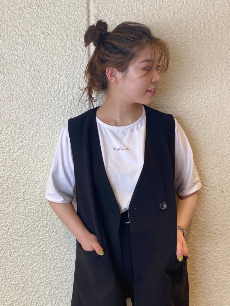 ブラック系のテーラードジャケット、ブラック系のベスト、ホワイト系のローファーを着用したレディースの夏コーディネートの7枚目の写真