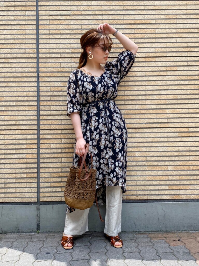 ホワイト系のその他パンツ、ブラック系のワンピース、ブラウン系のサンダルを着用したレディースの夏コーディネートの6枚目の写真