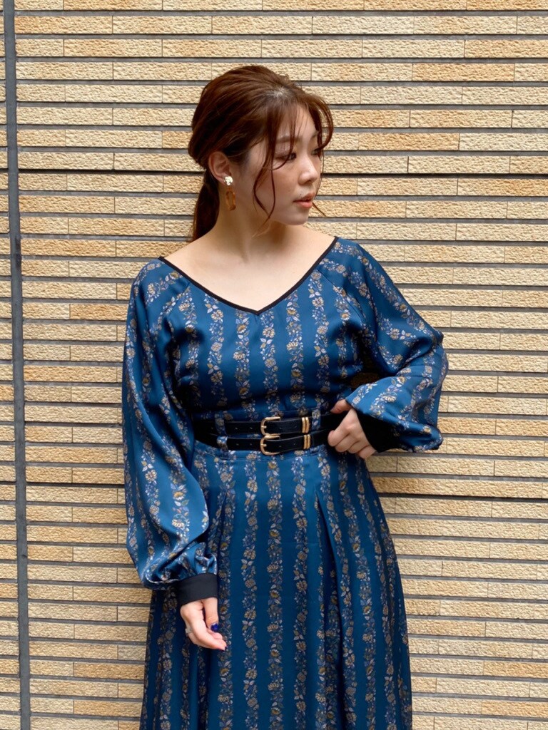 ブルー系のワンピース、ブラウン系のローファー、ブラウン系のその他アウターを着用したレディースの夏コーディネートの9枚目の写真