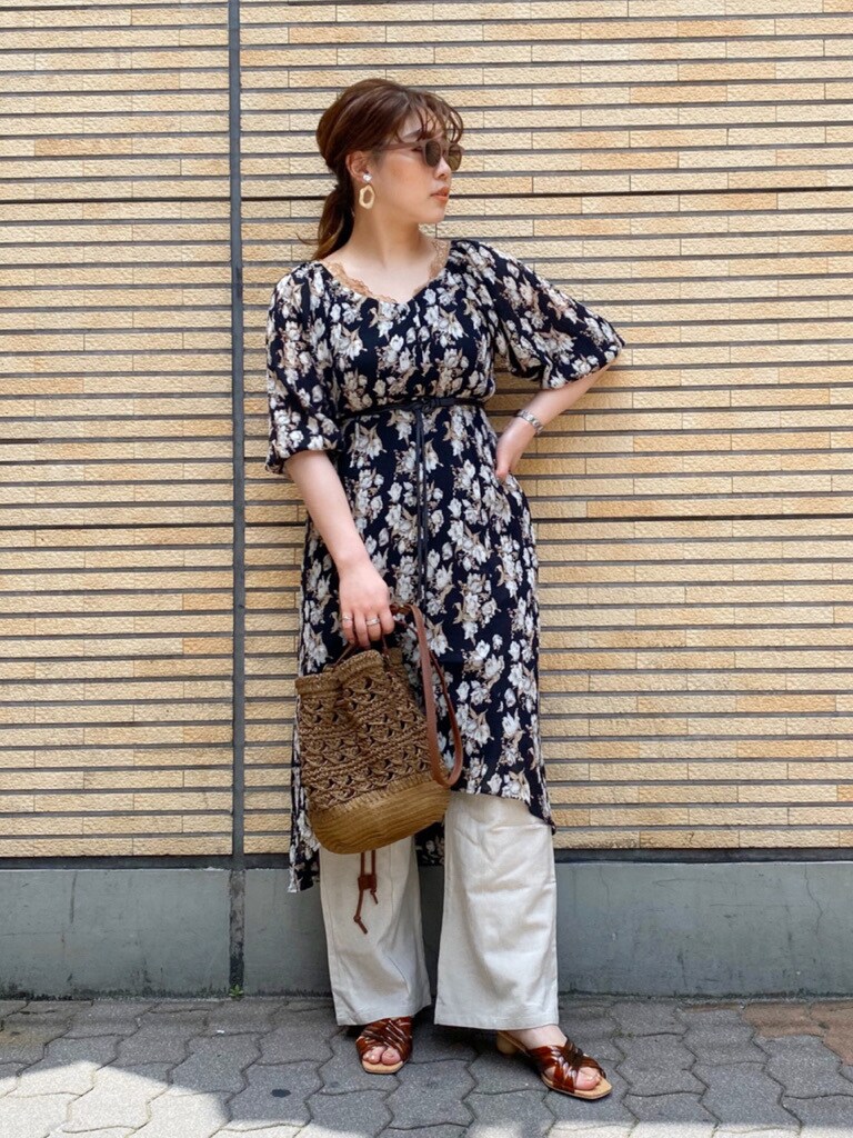 ホワイト系のその他パンツ、ブラック系のワンピース、ブラウン系のサンダルを着用したレディースの夏コーディネートの5枚目の写真