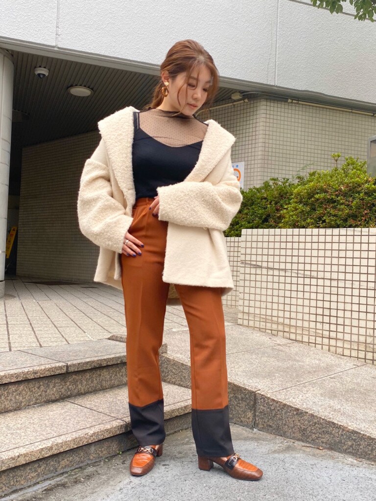 ホワイト系のその他アウター、ブラウン系のローファー、ピンク系のその他パンツを着用したレディースの夏コーディネートの5枚目の写真