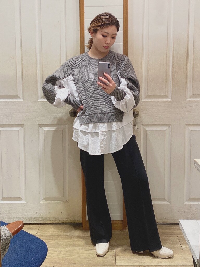 ホワイト系のブーツ、ブラック系のその他パンツ、グレー系のニット/セーターを着用したレディースの冬コーディネートの4枚目の写真