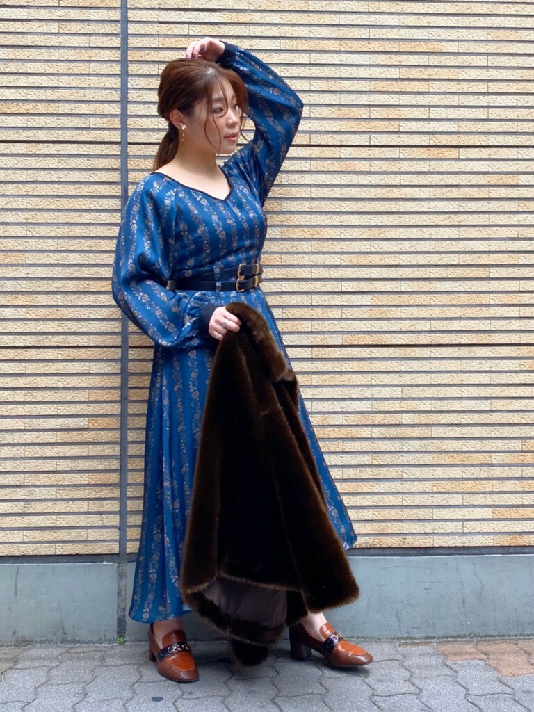 ブルー系のワンピース、ブラウン系のローファー、ブラウン系のその他アウターを着用したレディースの夏コーディネートの10枚目の写真