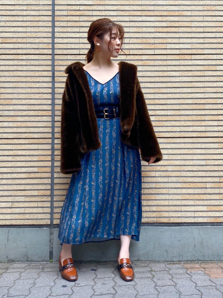 ブルー系のワンピース、ブラウン系のローファー、ブラウン系のその他アウターを着用したレディースの夏コーディネートの2枚目の写真