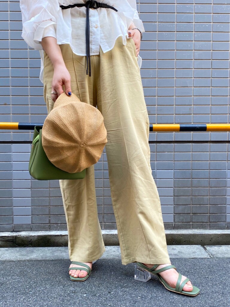 グリーン系のハンドバッグ、グリーン系のその他パンツ、ホワイト系のシャツ/ブラウスを着用したレディースの夏コーディネートの5枚目の写真