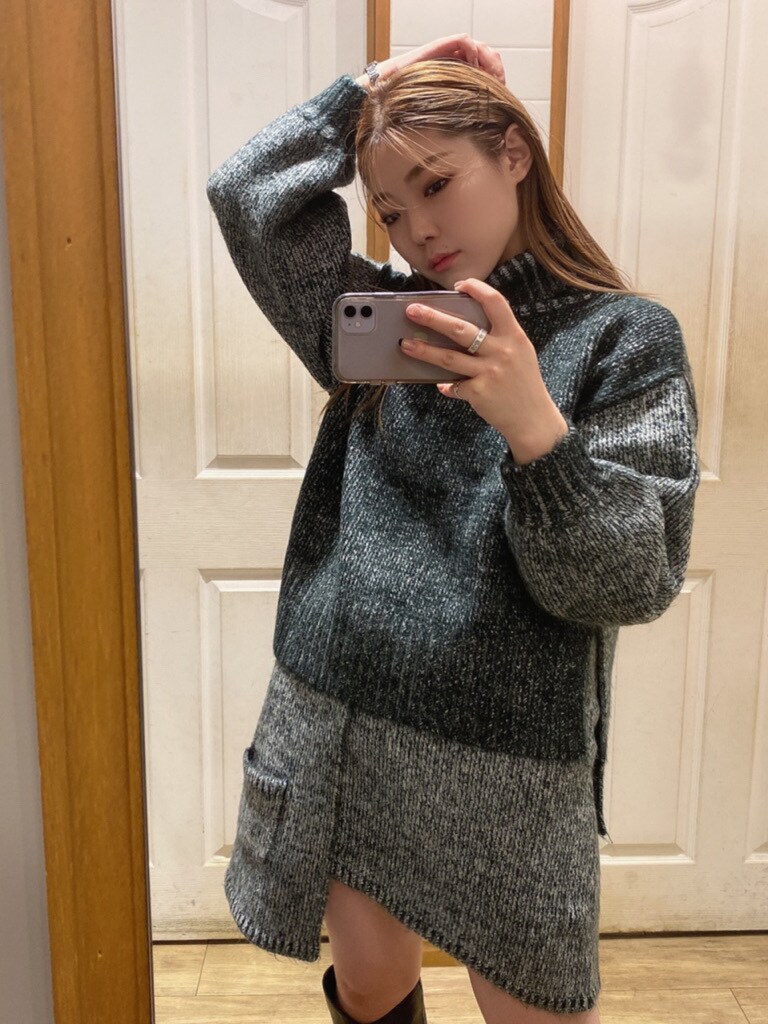 その他のスカート、ブラック系のブーツ、その他のニット/セーターを着用したレディースの秋コーディネートの3枚目の写真