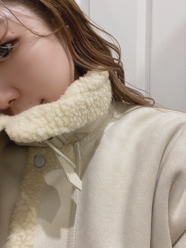 ホワイト系のブルゾンを着用したレディースの秋コーディネートの2枚目の写真