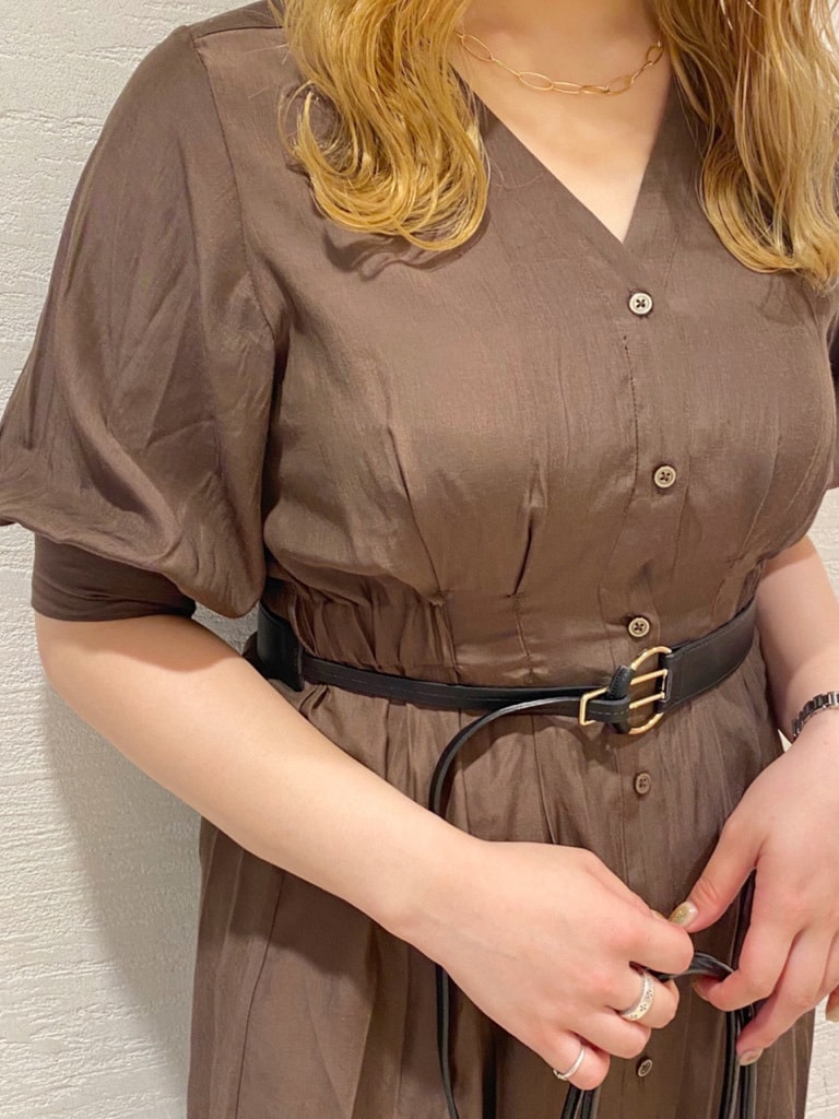 ベージュ系のハンドバッグ、その他のテーラードジャケット、ブラック系のブーツを着用したレディースの秋コーディネートの4枚目の写真