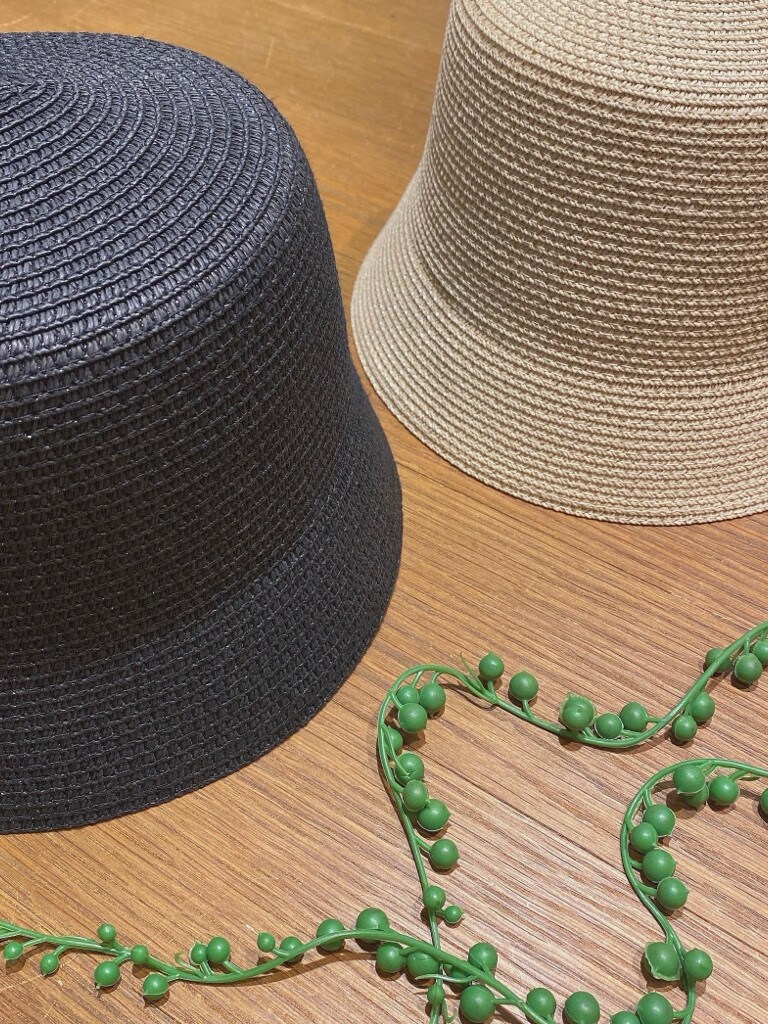 オレンジ系のスカート、オレンジ系のTシャツ/カットソー、ホワイト系のハットを着用したレディースの春コーディネートの5枚目の写真