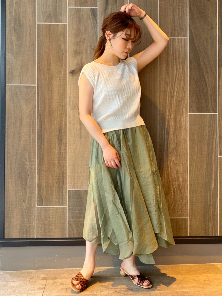 その他のサンダル、ホワイト系のニット/セーター、ベージュ系のスカートを着用したレディースの夏コーディネートの2枚目の写真