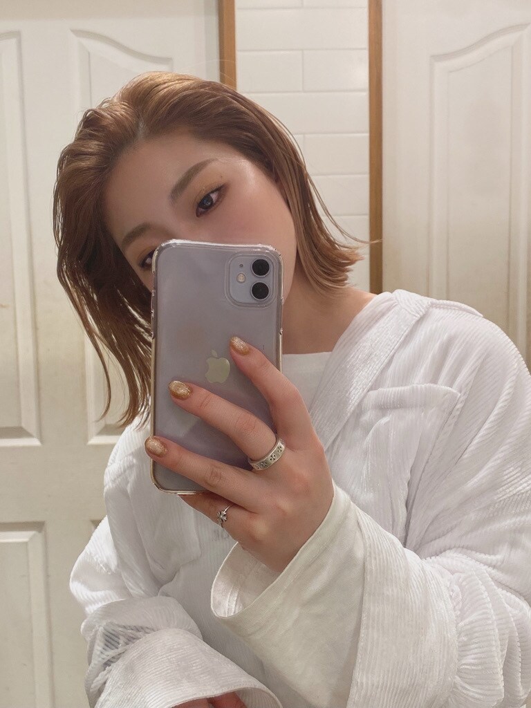 ホワイト系のシャツ/ブラウス、グリーン系のスカート、イエロー系のパンプスを着用したレディースの冬コーディネートの2枚目の写真