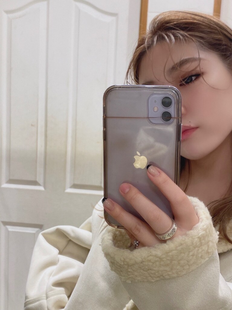 ホワイト系のブルゾンを着用したレディースの秋コーディネートの3枚目の写真