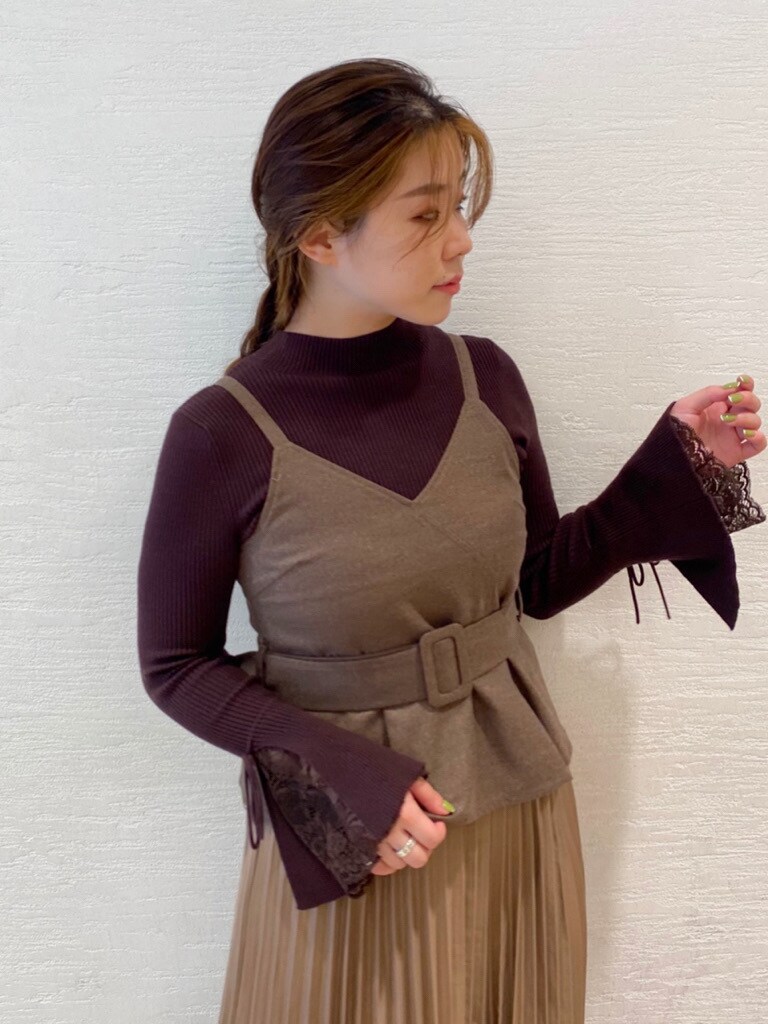 ブラウン系のワンピース、ホワイト系のブーツ、ベージュ系のチェスターコートを着用したレディースの夏コーディネートの7枚目の写真