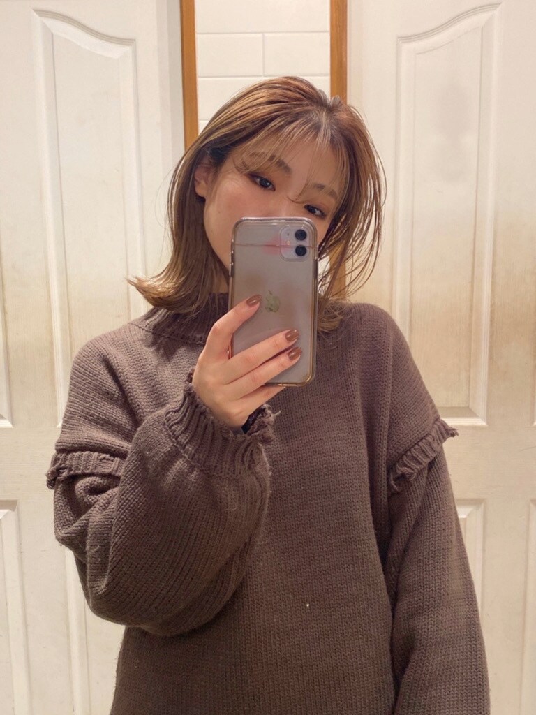 ホワイト系のブーツ、ブラウン系のニット/セーター、ブラック系のスカートを着用したレディースの秋コーディネートの2枚目の写真