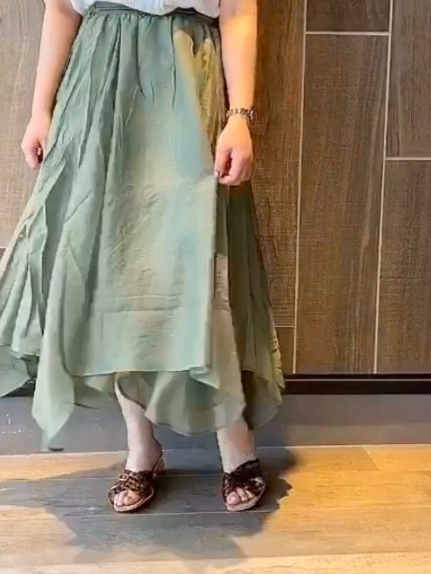 その他のサンダル、ホワイト系のニット/セーター、ベージュ系のスカートを着用したレディースの夏コーディネートの3枚目の写真