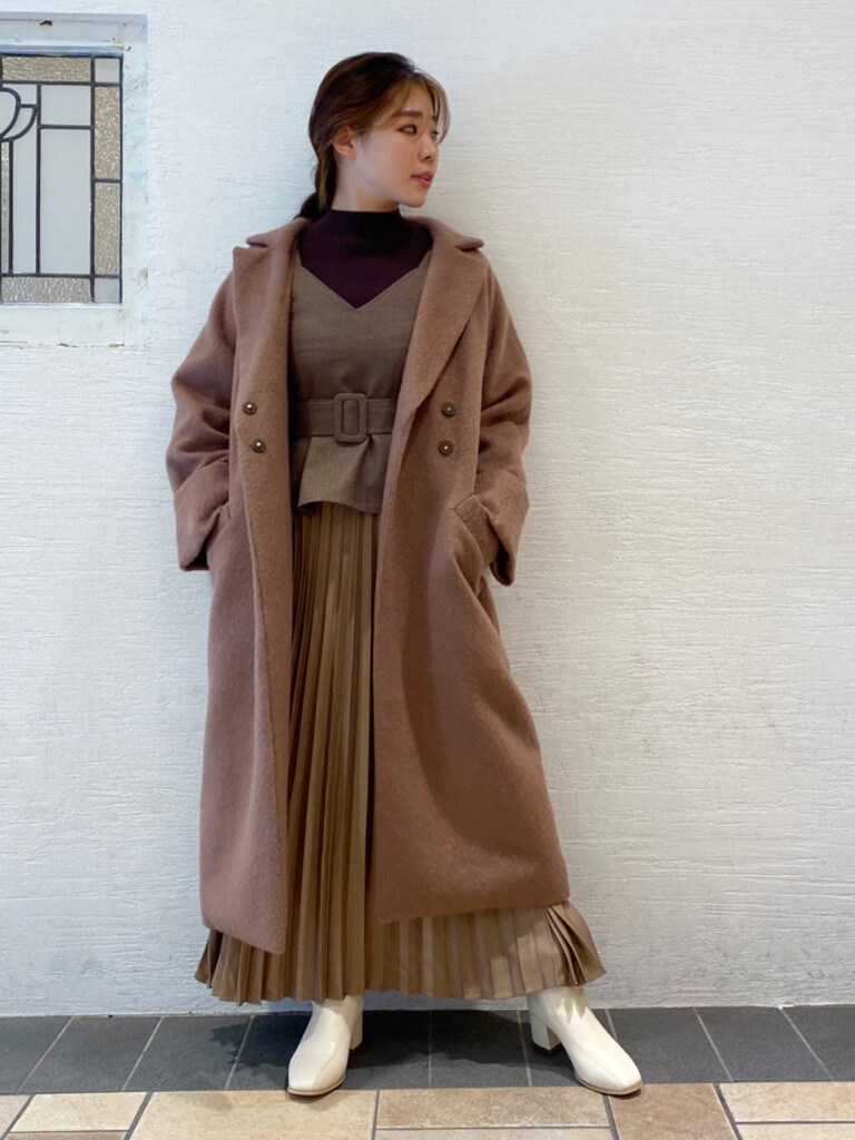 ブラウン系のワンピース、ホワイト系のブーツ、ベージュ系のチェスターコートを着用したレディースの夏コーディネートの2枚目の写真